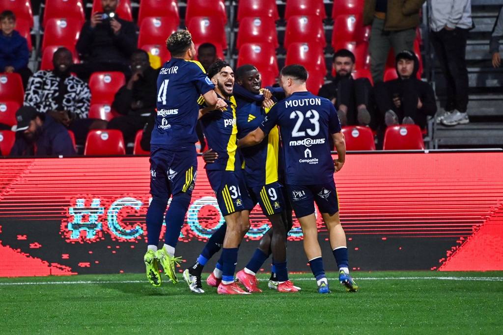 C7娱乐app下载-兰斯客场不敌对手，法甲保级压力瞬间放大(兰斯足球队阵容)