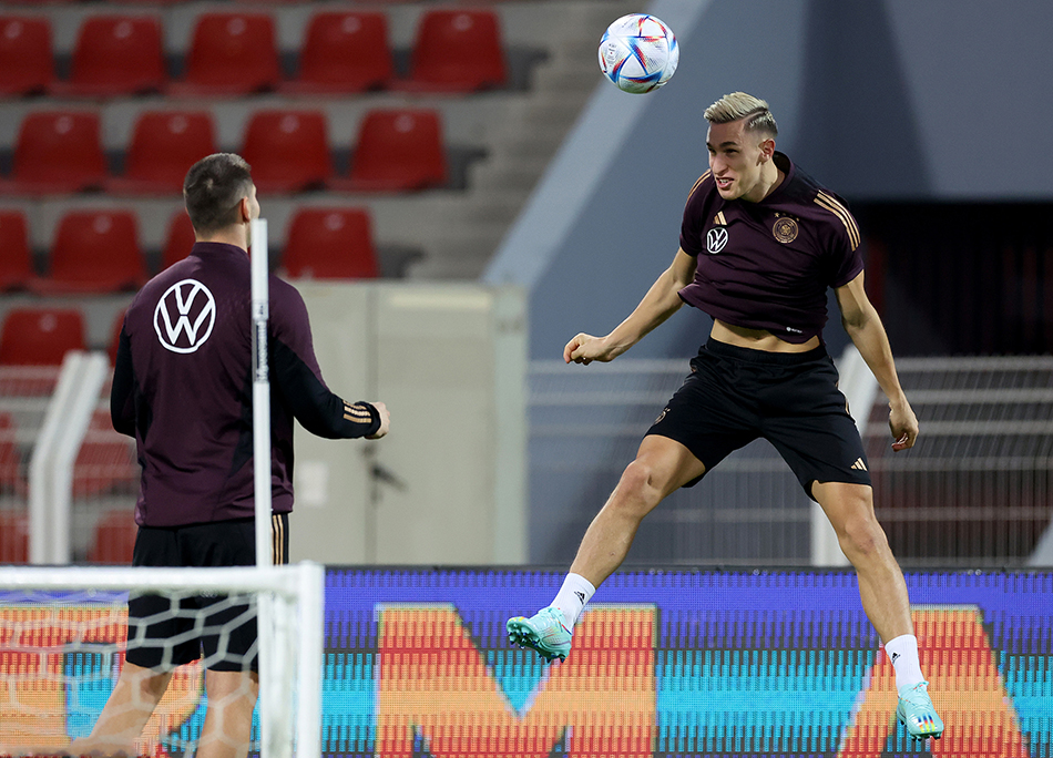 C7娱乐官网-包含球队备战士气高昂，欧洲赛事马放南山的词条