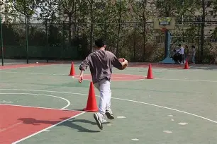 篮球技巧传授班开课,学员积极参与(篮球培训课) 篮球技巧传授班开课,学员积极参与(篮球培训课)